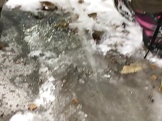 شاشیدن عمومی در برف