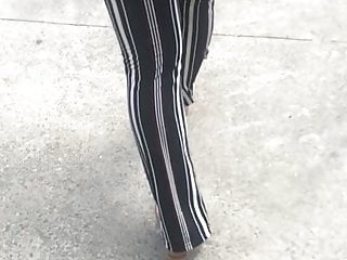 Ebony candid ass in leggings
