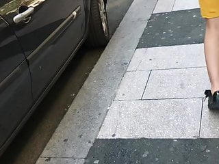 bombasse dans la rue